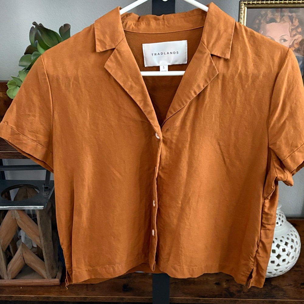 Tradlands Short-Sleeve Crop Button Shirt in Rust Orange